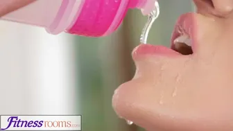 Afina Kisser szőke orosz milf éhesen szopja a nagy fasza