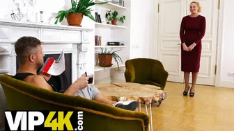 Muscle Hunk caută menajera matură dar găseşte o amantă sexy