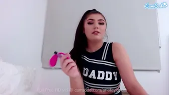 La pom-pom girl d'Aria Taylor se masturbe avec plaisir