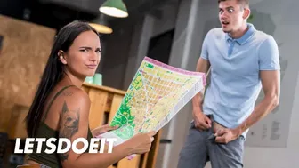 Claudia Bavel boldog útja a forró hostel szexuális paradicsomában