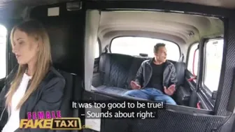 Fiatal csávó gyorsan megdugja Angel Piaff nedves borotvált puncáját a hamis taxiban