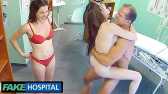 Tini csaj kéri az orvostól, mutassa meg hogyan baszzon védtelenül - fake hospital