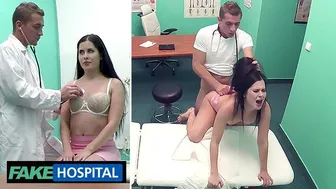 El gran trasero de Cassie Fire está siendo examinado por un médico caliente en la clínica