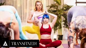 Emma Rose transz jógaoktatót elkapják, amíg Jewelz Blu-t baszogatja közönséges jógaórán!