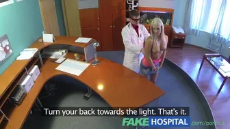 El médico sucio vaga cada pulgada de la rubia seductora