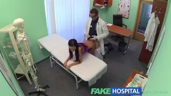 La belleza fina pide la cura de esperma del médico en la clínica