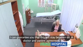 Szőke paciens vírusos betegséggel csábítja az orvost a klinikán