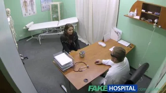 Forró nagy mellű csaj kaphatja a doktortól a speciális kezelést