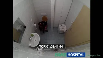 Hamis kórházban a tini tetovált szuka élvez a doktornak, aki élvezi a baszást