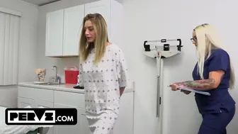 Kyler Quinn tini csábító hagyja, hogy a perverz doktor ujjaival és fazsával betölti szűk puncáját