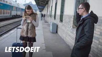 Selvaggia tini csaj felfogta Charlie Dean nagy faszát egy gyors pov dugásra