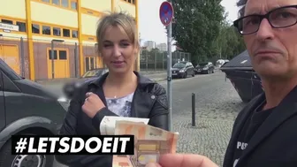 Ariana houdt ervan om haar grote kont op de achterbank te krijgen voor geld