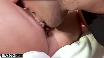 Monique Alexander vörös milf hajón szopja a farkát
