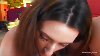 Dva hubený blondýny teenageři masturbace na gauči, dokud velký péro připojí