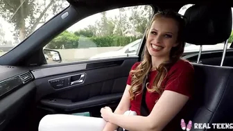 Jillian Janson karcsú tini csaj meztelenkedik az autóban