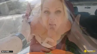 Foda loira no lado da estrada - Selah Rainer está sendo chutado por serviços de emergência