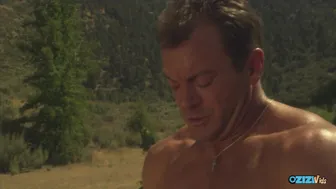 A motocross legenda leteszi a motort, hogy arcba élvezze a hamis mellű brúnét
