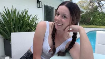 Étape Sis amène son vibromasseur à la piscine et les conventions vous à cum ensemble en secret
