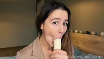 Oogcontact dildo pijpen met een mooie tiener meisje