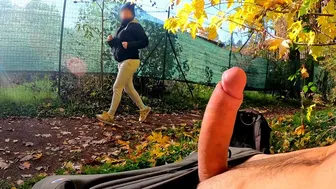 Parki faszvillantás: egy szemérmetlen milf nem bírt ellenállni egy kemény mellkasbaszásnak