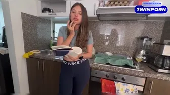 Izgató szőke szomszédom masturbálós videót kér tőle a szeretője számára