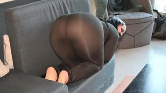 Dögös milf nagy seggével elakad, majd telelövi a punciját! sunny bunny-t keményen megbasszák