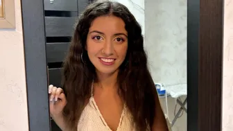 A szomszéd tini betört hozzám, levette a bugyiját és megkínált a forró puncival