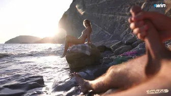 Fuckflash na plaży nudystów: dziewczyna cudzoziemca pomógł cieszyć