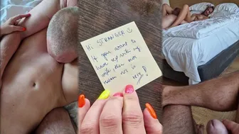 Horúca manželka a manžel pozvali cudzinca do hotelovej izby na divokú trojku