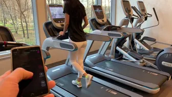 Nyilvános maszturbáció a teremben műfasszal a fitnesz közben 3. rész