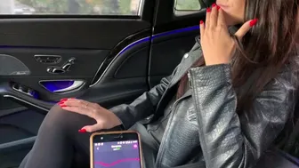 Nyilvános maszturbálás lovense lush-sal taxiban és étteremben
