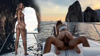 Szőke amatőr lány megbassza a kapitányt a capri hajótúrán, miközben a legénység nézi