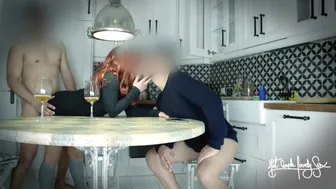 A cuckold férjem csókol, miközben a legjobb barátja beleélvez a puncimba!