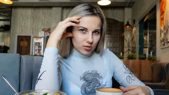 Távirányítós vibrátor egy zsúfolt kávézóban - Letty black