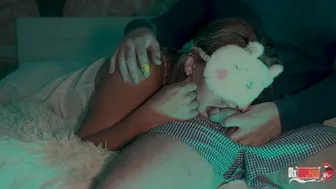 Felébresztem a mostoha anyámat az alvásból és a szájába élvezek! 4k