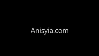 Anisya saugt den riesigen Schwanz hart auf livejasmin