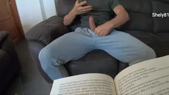 Syn bezczelnego pasierba! Podczas gdy macocha czyta, ogląda porno i bije jej kutasa