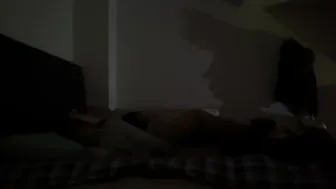Ázsiai tini puncija megadja magát a kwarto-ban egy vad dugás során