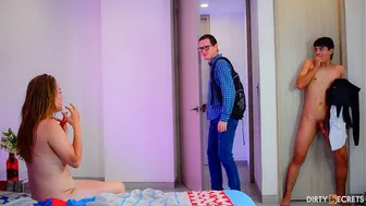 Mostoha fia rajtakapja csaló anyját és megbassza, hogy leckét adjon neki