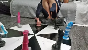 Japanische heiße Frau spielen mit riesigen gefälschten Schwänze für Orgasmen