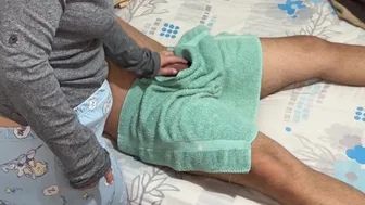Mère Mostoha aide son beau-fils avec un massage complet du corps