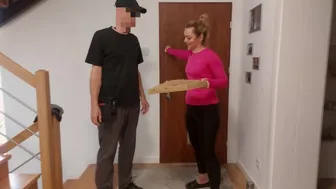 La esposa caliente hizo volar al tipo de pizza para conseguir la salsa para pizza