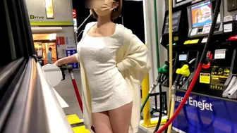 Hot lady si mostra nel negozio con grandi tette e si eccita da pinze
