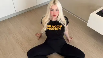 D'abord du yoga avec sa mère, puis elle demande une baise difficile avec sa chatte de maman chaude