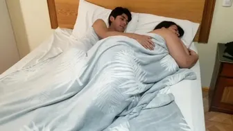 Mostohafiú és mostohaanya egy ágyban a kiránduláson
