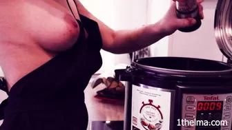 Nackt Kochen Thelma Teil 3: Risotto während Fuck