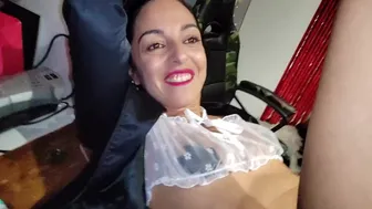 Feleség keményen megdugva egy swinger klub recepcióján, fekete halloween estén