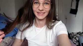 Ártatlan tini keményen dugja nagyajkú punciját cowboy szerkóban!
