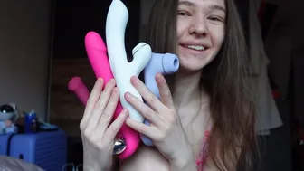 18 éves vékony tini baszik minden játékával, és spriccel tőle!