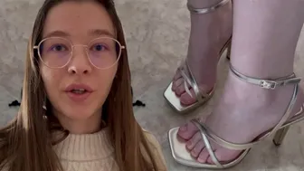 Tini lábimádó baszás harisnyában és magassarkúban